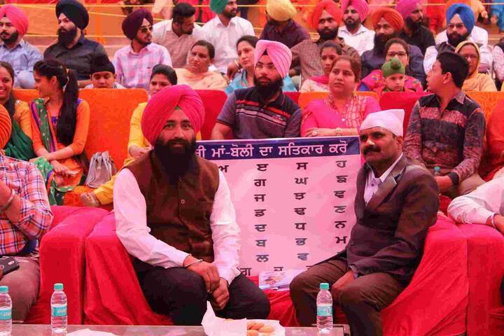 ਪਿਛਲੇ ਦਿਨਾਂ ਵਿੱਚ ਉਨ੍ਹਾਂ ਨੇ ਗੀਤ ਰਿਕਾਰਡ ਕਰਨ ਵਾਲੀਆਂ ਕੰਪਨੀਆਂ ਨੂੰ ਚਿੱਠੀਆਂ ਲਿਖੀਆਂ ਹਨ ਕਿ ਉਹ ਪੰਜਾਬੀ ਵਰਗੀ ਪਵਿੱਤਰ ਭਾਸ਼ਾ ’ਚ ਲੱਚਰ, ਸ਼ਰਾਬੀ ਤੇ ਹਥਿਆਰੀ ਗਾਣੇ ਰਿਕਾਰਡ ਕਰਨਾ ਬੰਦ ਕਰ ਦੇਣ।