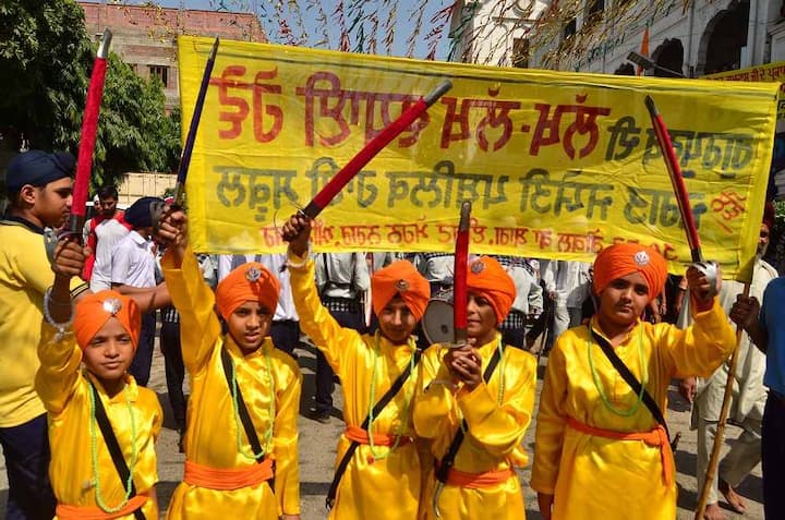 ਨਗਰ ਕੀਰਤਨ ਦੇ ਸਵਾਗਤ ਲਈ ਸੰਗਤਾਂ ਵੱਲੋਂ ਵੱਖ-ਵੱਖ ਥਾਵਾਂ ਤੇ ਵਿਸ਼ੇਸ਼ ਸਟਾਲ ਵੀ ਲਾਏ ਗਏ।