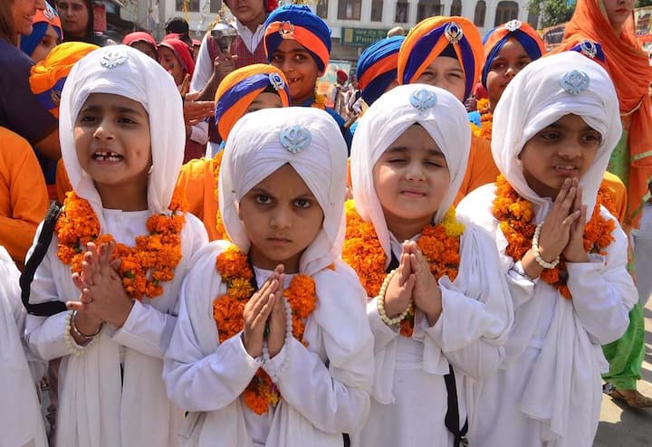 ਇਹ ਫੁੱਲ ਮਲੇਸ਼ੀਆ, ਸਿੰਘਾਪੁਰ, ਉਜੈਨ, ਦਿੱਲੀ ਤੇ ਬੰਗਲੌਰ ਤੋਂ ਮੰਗਵਾਏ ਗਏ ਹਨ। ਤਿੰਨ ਦਿਨਾਂ ਤੱਕ ਚੱਲੀ ਇਸ ਸੇਵਾ ਵਿੱਚ ਰੋਜ਼ਾਨਾ ਫੁਲ ਮੰਗਵਾਏ ਜਾਂਦੇ ਸਨ।