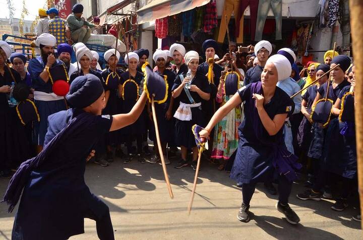 ਕੱਲ੍ਹ ਗੁਰਪੁਰਬ ਵਾਲੇ ਦਿਨ ਹਰਿਮੰਦਰ ਸਾਹਿਬ ਵਿਖੇ ਸੰਗਤਾਂ ਵੱਲੋਂ ਦੀਪਮਾਲਾ ਕੀਤੀ ਜਾਵੇਗੀ ਤੇ ਦੇਰ ਸ਼ਾਮ ਆਤਿਸ਼ਬਾਜ਼ੀ ਵੀ ਹੋਵੇਗੀ।