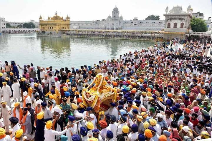 ਅੱਜ ਅਕਾਲ ਤਖ਼ਤ ਸਾਹਿਬ ਤੋਂ ਆਰੰਭ ਹੋਏ ਅਲੌਕਿਕ ਨਗਰ ਕੀਰਤਨ ਵਿੱਚ ਵੱਡੀ ਗਿਣਤੀ ਵਿੱਚ ਸੰਗਤਾਂ ਨੇ ਹਾਜ਼ਰੀ ਭਰੀ।