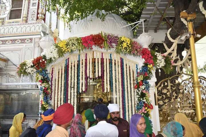 ਹਰਮੰਦਿਰ ਸਾਹਿਬ ਤੋਂ ਇਲਾਵਾ, ਸ੍ਰੀ ਅਕਾਲ ਤਖਤ ਸਾਹਿਬ, ਸੱਚਖੰਡ ਤੇ ਸੁੱਖ ਆਸਾਨ ਸਾਹਿਬ ਨੂੰ ਸਜਾਉਣ ਤੋਂ ਇਲਾਵਾ ਨਗਰ ਕੀਰਤਨ ਵਿੱਚ ਸ੍ਰੀ ਗੁਰੂ ਗ੍ਰੰਥ ਸਾਹਿਬ ਨੂੰ ਸ਼ੁਸ਼ੋਭਿਤ ਕਰਨ ਵਾਲੀ ਪਾਲਕੀ ਨੂੰ ਸਜਾਉਣ ਲਈ ਰੰਗ ਬਿਰੰਗੇ ਫੁੱਲਾਂ ਦੀ ਵਰਤੋਂ ਕੀਤੀ ਗਈ ਹੈ।