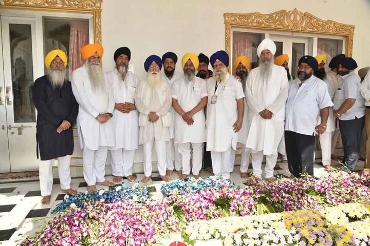 ਹਰਿਮੰਦਰ ਸਾਹਿਬ ਵਿਖੇ ਫੁੱਲਾਂ ਦੀ ਸਜਾਵਟ ਦੀ ਸੇਵਾ ਨਿਭਾਉਣ ਵਾਲੇ ਮੁੰਬਈ ਨਿਵਾਸੀ ਇਕਬਾਲ ਸਿੰਘ ਵੱਲੋਂ ਇਹ ਖਾਸ ਸਜਾਵਟ ਕੀਤੀ ਗਈ ਹੈ। ਇਕਬਾਲ ਸਿੰਘ ਤੋਂ ਇਲਾਵਾ 40 ਕਾਰੀਗਰ ਤੇ 125 ਸ਼ਰਧਾਲੂ ਇਸ ਸੇਵਾ ਵਿੱਚ ਉਨ੍ਹਾਂ ਦਾ ਸਾਥ ਦੇ ਰਹੇ ਹਨ।