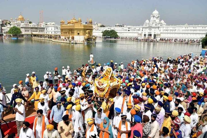 ਇਕਬਾਲ ਸਿੰਘ ਨੇ ਦੱਸਿਆ ਕਿ ਉਨ੍ਹਾਂ ਵਲੋਂ ਫੁੱਲਾਂ ਨੂੰ ਪਿਰੋਣ ਲਈ 1000 ਸੂਈਆਂ ਲਿਆਂਦੀਆਂ ਗਈਆਂ ਸਨ ਪਰ ਸੰਗਤ ਵਿੱਚ ਇੰਨਾ ਜ਼ਿਆਦਾ ਉਤਸ਼ਾਹ ਸੀ ਕਿ ਇਹ ਸੂਈਆਂ ਵੀ ਘੱਟ ਪੈ ਗਈਆਂ।