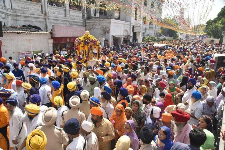 ਉਨ੍ਹਾਂ ਦੱਸਿਆ ਕਿ ਇਸ ਵਾਰ ਉਨ੍ਹਾਂ ਨਾਲ ਆਈ ਸੰਗਤ ਵੱਲੋਂ ਸ਼ਾਮ ਨੂੰ ਪ੍ਰਦੂਸ਼ਣ ਮੁਕਤ ਆਤਿਸ਼ਬਾਜ਼ੀ ਵੀ ਕੀਤੀ ਜਾਵੇਗੀ। ਇਸ ਤੋਂ ਇਲਾਵਾ ਸ਼੍ਰੋਮਣੀ ਕਮੇਟੀ ਵੱਲੋਂ ਇਸ ਵਾਰ ਹਰਿਮੰਦਰ ਸਾਹਿਬ ਤੇ ਉਸ ਦੇ ਆਲੇ-ਦੁਆਲੇ ਨੂੰ ਖਾਸ ਐਲਈਡੀ ਲਾਈਟਾਂ ਨਾਲ ਸਜਾਇਆ ਗਿਆ ਹੈ।