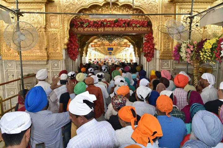 ਇਕਬਾਲ ਸਿੰਘ ਵੱਲੋਂ ਸਾਲ 2010 ਤੋਂ ਹਰਿਮੰਦਰ ਸਾਹਿਬ ਵਿਖੇ ਵਿਸ਼ੇਸ਼ ਦਿਹਾੜਿਆਂ ਮੌਕੇ ਫੁੱਲਾਂ ਨਾਲ ਕੀਤੀ ਜਾਣ ਵਾਲੀ ਖਾਸ ਸਜਾਵਟ ਦੀ ਸੇਵਾ ਨਿਭਾਈ ਜਾ ਰਹੀ ਹੈ। ਇਕਬਾਲ ਸਿੰਘ ਮੁਤਾਬਕ 15 ਕਿਸਮਾਂ ਦੇ ਖਾਸ ਫੁੱਲਾਂ ਨਾਲ ਹਰਿਮੰਦਰ ਸਾਹਿਬ ਨੂੰ ਸਜਾਇਆ ਗਿਆ ਹੈ।