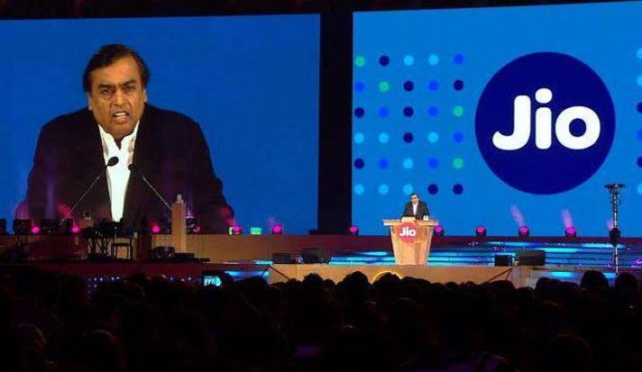 ਤੁਹਾਨੂੰ ਦੱਸ ਦਈਏ ਕਿ ਜੀਓ ਨੇ ਆਪਣੇ ਜੀਓਫੌਨ ਦੀ ਸ਼ਿਪਿੰਗ ਵੀ ਸ਼ੁਰੂ ਕਰ ਦਿੱਤਾ ਹੈ ਅਤੇ ਦੀਵਾਲੀ ਤੱਕ ਹਰ ਗਾਹਕ ਤੱਕ ਜਿਸ ਨੇ ਇਸ ਫੋਨ ਦੇ ਲਈ ਬੂਕਿੰਗ ਕੀਤੀ ਸੀ ਉਨ੍ਹਾਂ ਤੱਕ ਪਹੁੰਚਾ ਦਿੱਤਾ ਜਾਵੇਗਾ। 