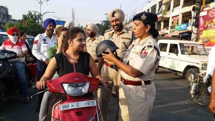 ਬਿਨ੍ਹਾਂ ਹੈਲਮਟ ਤੋਂ ਗੱਡੀ ਚਲਾਉਣ ਵਾਲੀਆਂ ਇਹਨਾਂ ਔਰਤਾਂ ਦੀ ਕਿਸੇ ਸੜਕ ਹਾਦਸੇ ਵਿੱਚ ਕੋਈ ਜਾਨੀ ਨੁਕਸਾਨ ਨਾ ਹੋਵੇ ਇਸ ਲਈ ਅਸੀਂ ਇਹਨਾਂ ਦੀ ਲੰਬੀ ਉਮਰ ਦੀ ਕਾਮਨਾ ਕਰਦਿਆਂ ਇਹ ਉਪਰਾਲਾ ਕੀਤਾ ਹੈ।