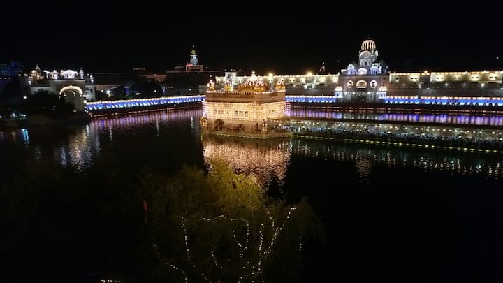 ਸਿੱਖਾਂ ਦੇ ਚੌਥੇ ਗੁਰੂ ਸ੍ਰੀ ਗੁਰੂ ਰਾਮਦਾਸ ਜੀ ਦਾ ਪ੍ਰਕਾਸ਼ ਪੁਰਬ 1534 ਵਿੱਚ ਪਿਤਾ ਹਰਦਾਸ ਤੇ ਮਾਤਾ ਦਯਾ ਕੌਰ (ਅਨੂਪ ਦੇਵੀ) ਜੀ ਦੇ ਘਰ ਚੂਨਾ ਮੰਡੀ ਲਾਹੌਰ ਵਿਖੇ ਹੋਇਆ ਸੀ। ਸੋਢੀ ਕੁਲ ਵਿੱਚ ਜਨਮੇ ਗੁਰੂ ਰਾਮਦਾਸ ਜੀ ਦਾ ਨਾਂ ਮਾਪਿਆਂ ਨੇ ਜੇਠਾ ਰੱਖਿਆ ਸੀ। ਆਪ ਜੀ ਦੇ ਪ੍ਰਕਾਸ਼ ਵੇਲੇ ਗੁਰੂ ਨਾਨਕ ਪਾਤਸ਼ਾਹ 65 ਸਾਲ ਦੇ ਸਨ ਅਤੇ ਤੀਜੇ ਗੁਰੂ ਅਮਰਦਾਸ ਜੀ 55 ਸਾਲ ਦੇ ਸਨ। ਪਿਤਾ ਹਰਦਾਸ ਤੇ ਮਾਤਾ ਦਯਾ ਕੌਰ ਜੀ ਦੇ ਅਕਾਲ ਚਲਾਣੇ ਕਾਰਨ ਭਾਈ ਜੇਠਾ 7 ਸਾਲ ਦੀ ਛੋਟੀ ਉਮਰ ਵਿੱਚ ਹੀ ਅਨਾਥ ਹੋ ਗਏ ਸਨ।