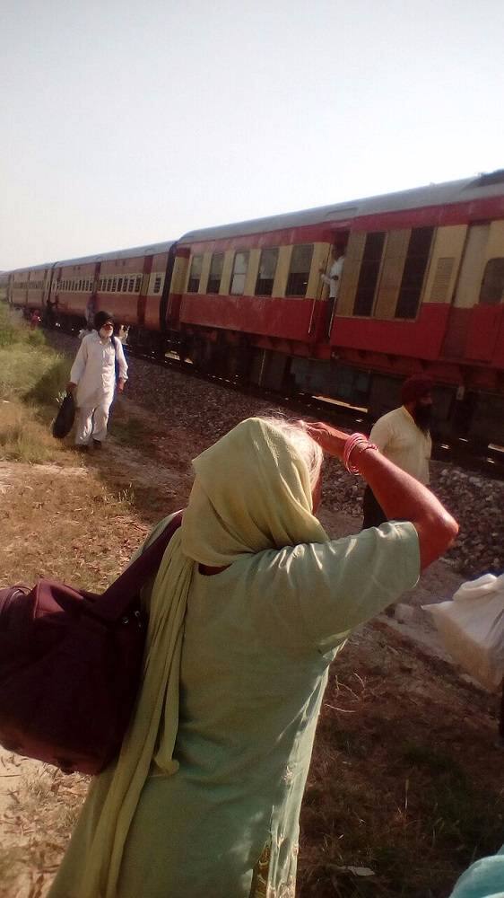 ਪ੍ਰਾਪਤ ਜਾਣਕਾਰੀ ਮੁਤਾਬਕ ਪਿੰਡ ਚੱਕ ਸ਼ੇਰਾ ਵਿੱਚ ਇਹ ਬਜਰੀ ਨਾਲ ਭਰਿਆ ਟਰੱਕ ਮਾਨਵ ਰਹਿਤ ਫਾਟਕ ਨੂੰ ਪਾਰ ਕਰ ਰਿਹਾ ਸੀ ਕਿ ਅਚਾਨਕ ਟਰੇਨ ਆ ਗਈ। 