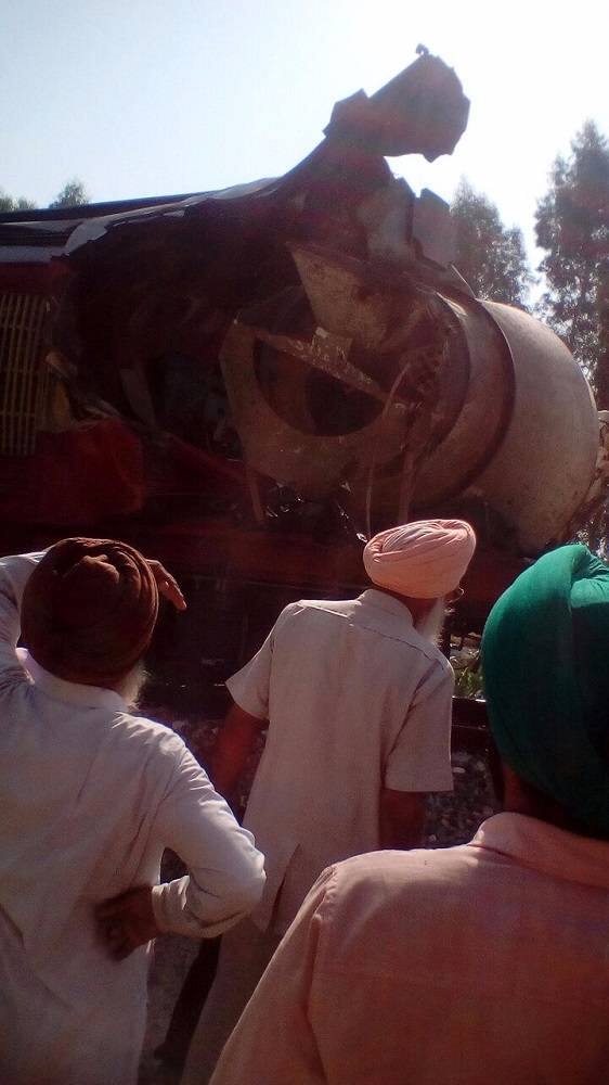 ਟੱਕਰ ਵਿੱਚ ਜਿੱਥੇ ਟਰੱਕ ਪੂਰੀ ਤਰ੍ਹਾਂ ਤਬਾਹ ਹੋ ਗਿਆ, ਉੱਥੇ ਟਰੇਨ ਦਾ ਵੀ ਕਾਫੀ ਨੁਕਸਾਨ ਹੋ ਗਿਆ। 