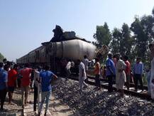 ਜਲਾਲਾਬਾਦ ਦੇ ਰੋਡੇ ਫਾਟਕ \'ਤੇ ਖ਼ਤਰਨਾਕ ਰੇਲ ਹਾਦਸਾ, ਵੇਖੋ ਤਸਵੀਰਾਂ ਦੀ ਜ਼ੁਬਾਨੀ