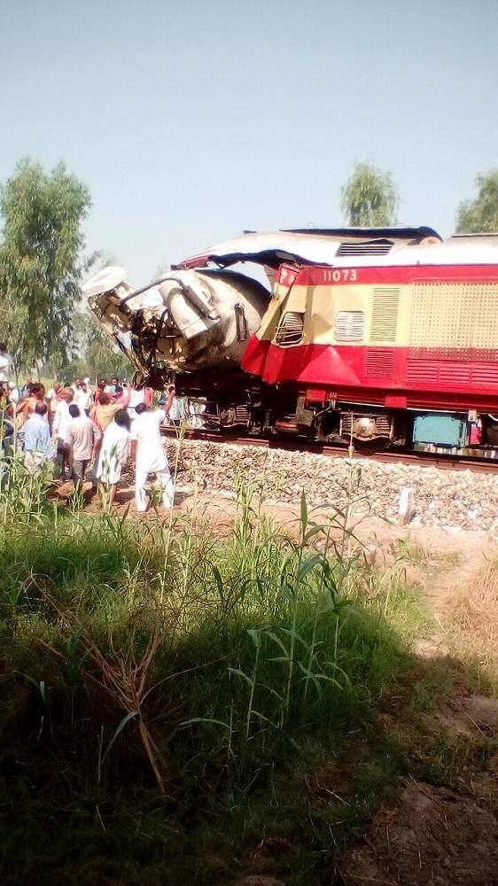 ਇਸ ਹਾਦਸੇ ਵਿੱਚ ਸਵਾਰੀਆਂ ਦੇ ਕਿਸੇ ਜਾਨੀ ਨੁਕਸਾਨ ਦੀ ਖ਼ਬਰ ਨਹੀਂ ਹੈ। ਅੱਗੇ ਵੋਖੇ ਹਾਦਸੇ ਦੀਆਂ ਕੁਝ ਹੋਰ ਤਸਵੀਰਾਂ।