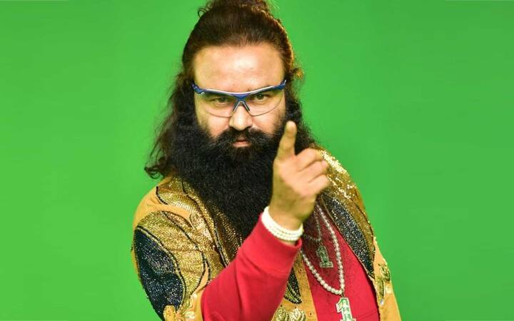 ਸਾਧਵੀ ਬਲਾਤਕਾਰ ਕਾਂਡ ਵਿੱਚ ਜਦੋਂ ਤੋਂ ਰਾਮ ਰਹੀਮ ਜੇਲ੍ਹ ਗਿਆ ਹੈ, ਉਸ ਦੀ ਸਭ ਤੋਂ ਵੱਡੀ ਰਾਜ਼ਦਾਰ ਹਨੀਪ੍ਰੀਤ ਦੀ ਤਾਂ ਜਿਵੇਂ ਦੁਨੀਆ ਹੀ ਲੁੱਟੀ ਗਈ ਹੋਵੇ। ਪੁਲਿਸ ਲਗਾਤਾਰ ਹਨੀਪ੍ਰੀਤ ਤੋਂ ਪੁੱਛ-ਪੜਤਾਲ ਕਰ ਰਹੀ ਹੈ ਤਾਂ ਕਿ ਉਸ ਦੇ ਦਿਲ ਵਿੱਚ ਦਫਨ ਰਾਮ ਰਹੀਮ ਦੇ ਸਾਰੇ ਭੇਤ ਖੁੱਲ੍ਹ ਜਾਣ। ਇਸੇ ਦੌਰਾਨ ਹਨੀਪ੍ਰੀਤ ਤੇ ਰਾਮ ਰਹੀਮ ਬਾਰੇ ਅਜਿਹੀ ਖ਼ਬਰ ਸਾਹਮਣੇ ਆਈ ਹੈ, ਜੋ ਬੇਹੱਦ ਚੌਕਾਉਣ ਕਰਨ ਵਾਲੀ ਹੈ। 