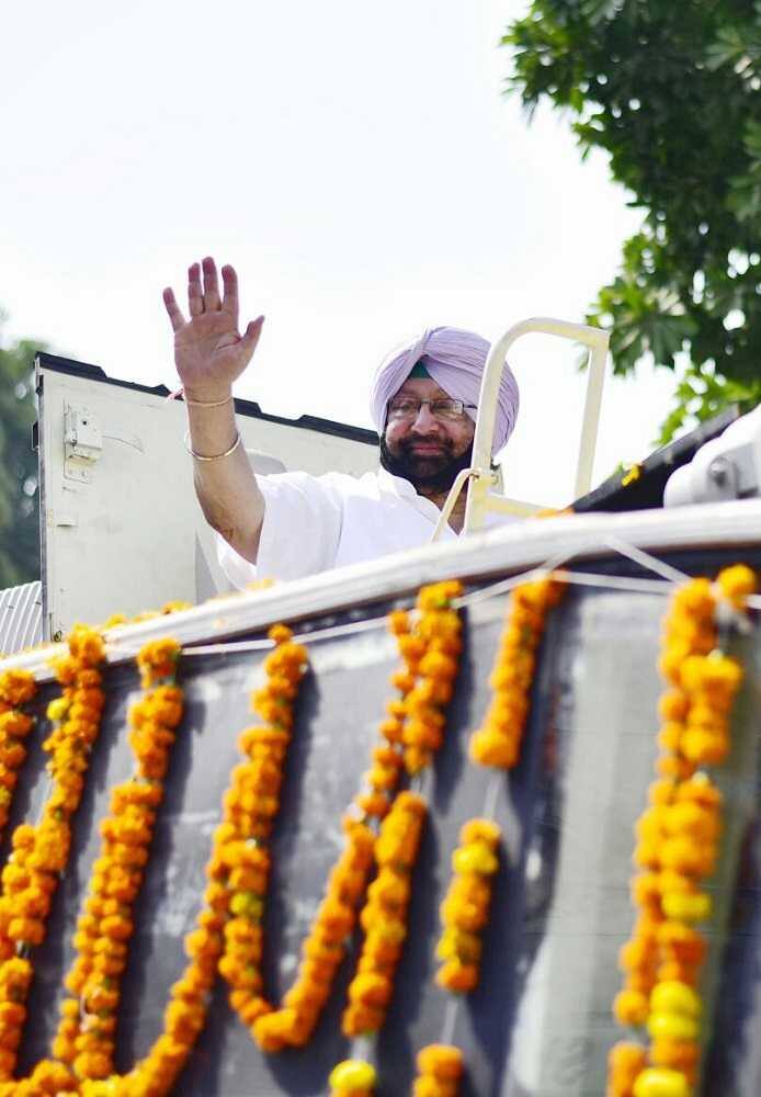 ਕੈਪਟਨ ਨੇ ਅੱਜ ਗੁਰਦਾਸਪੁਰ ਲੋਕ ਸਭਾ ਹਲਕੇ ਵਿੱਚ ਪੈਂਦੇ ਕਈ ਪ੍ਰਮੁੱਖ ਹਲਕਿਆਂ ਵਿੱਚ ਆਪਣੀ ਵਿਸ਼ੇਸ਼ ਬੱਸ ਰਾਹੀਂ ਰੋਡ ਸ਼ੋਅ ਕੀਤਾ।