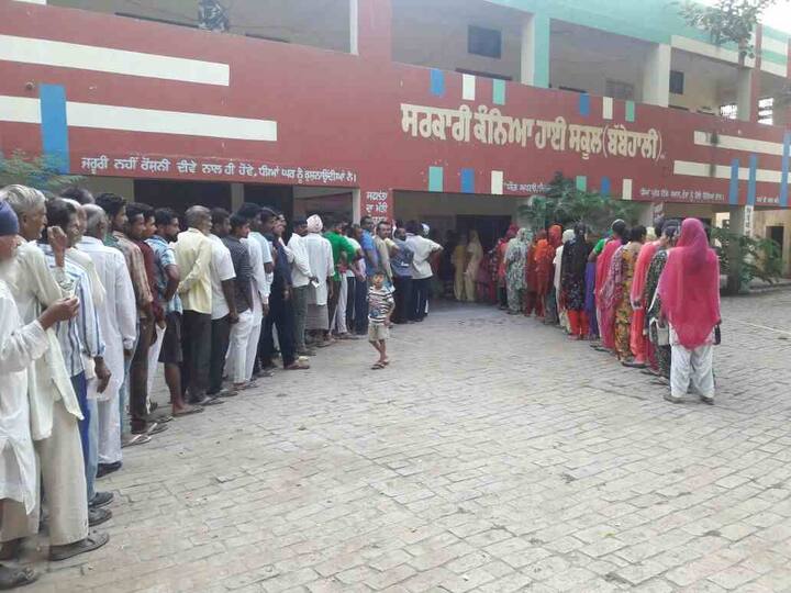 ਗੁਰਦਾਸਪੁਰ ਲੋਕ ਸਭਾ ਹਲਕੇ ਦੀ ਵਕਾਰੀ ਜ਼ਿਮਨੀ ਚੋਣ ਲਈ ਵੋਟਾਂ ਪੈ ਰਹੀਆਂ ਹਨ। ਇਹ ਤਸਵੀਰਾਂ ਸਰਕਾਰੀ ਕੰਨਿਆ ਹਾਈ ਸਕੂਲ ਬੱਬੇਹਾਲੀ ਦੀਆਂ ਹਨ ਜਿੱਥੇ ਵੱਡੀ ਗਿਣਤੀ ਵਿੱਚ ਲੋਕ ਵੋਟ ਦੇਣ ਪਾਉਣ ਆ ਰਹੇ ਹਨ। 