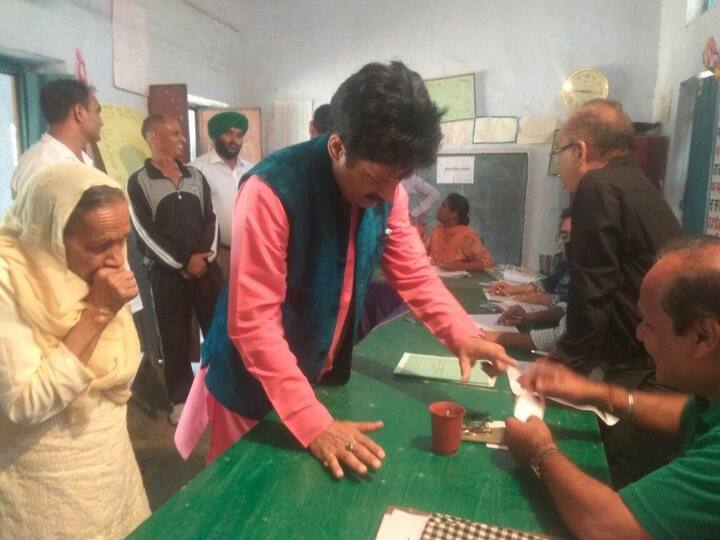 ਤਸਵੀਰਾਂ ਭਾਜਪਾ ਉਮੀਦਵਾਰ ਸਵਰਨ ਸਲਾਰੀਆ ਦੀਆਂ ਦੇਖ ਰਹੇ ਹੋ ਜਿਨਾਂ ਨੇ ਵੋਟ ਪਾ ਦਿੱਤੀ ਹੈ।