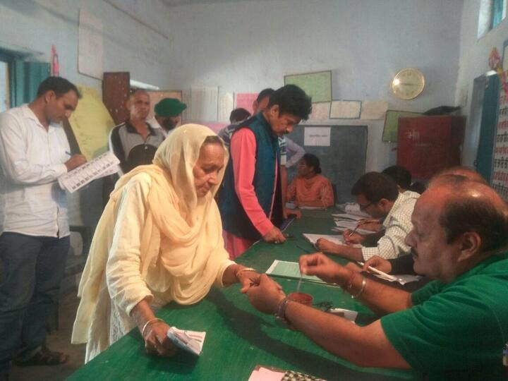 ਸਵਰਨ ਸਲਾਰੀਆ ਦੀ ਮਾਤਾ ਜਿੰਨਾ ਨੇ ਵੀ ਆਪਣੀ ਵੋਟ ਪਾਈ।