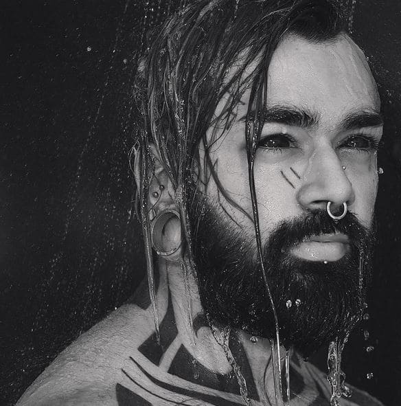 ਕਰਨ ਨੇ ਆਪਣੇ ਇੰਸਟਾਗ੍ਰਾਮ ਦਾ ਨਾਮ ਵੀ ‘Tattoographer’ ਰੱਖਿਆ ਹੈ, ਦਰਅਸਲ,ਕਰਨ ਟੈਟੂ ਦੇ ਲਈ ਖੂਬ ਦੀਵਾਨਾ ਹੈ। 