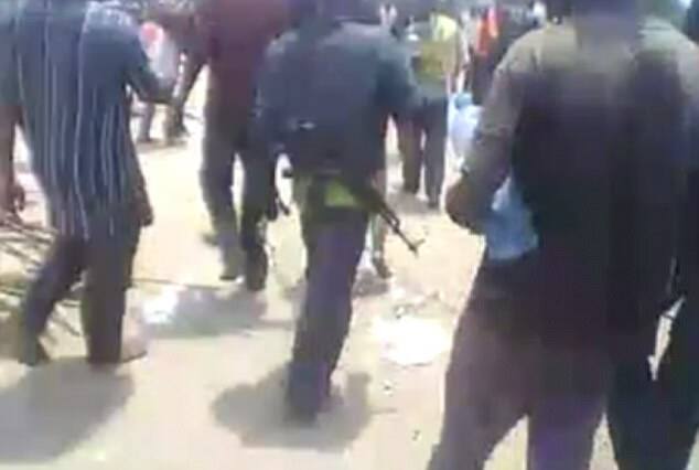 ਕਤਲ ਕਰਨ ਤੋਂ ਪਹਿਲਾਂ ਔਰਤ ਨੂੰ ਉਸ ਦੇ ਮਤਰੇਏ ਪੁੱਤਰ ਨਾਲ ਸੈਕਸ ਕਰਨ ਲਈ ਮਜਬੂਰ ਵੀ ਕੀਤਾ ਗਿਆ ਸੀ। ਇਸ ਤੋਂ ਬਾਅਦ ਦੋਵਾਂ ਦੇ ਸਿਰ ਧੜ ਤੋਂ ਵੱਖ ਕਰ ਦਿੱਤੇ ਗਏ। 