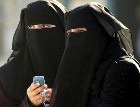 ਲੜਕੇ-ਲੜਕੀਆਂ ਵੱਲੋਂ ਇਕੱਠੇ ਕਲਾਸਾਂ ਵਿੱਚ ਪੜ੍ਹਾਈ ਕਰਨ ਨੂੰ ਗੈਰ ਇਸਲਾਮਿਕ ਕਰਾਰ ਦਿੰਦੇ ਹੋਏ ਟੀਚਰਾਂ ਨੂੰ ਕਿਹਾ ਗਿਆ ਹੈ ਕਿ ਉਹ ਲੜਕੇ ਤੇ ਲੜਕੀਆਂ ਲਈ ਵੱਖ-ਵੱਖ ਕਲਾਸਾਂ ਲਾਉਣ। 