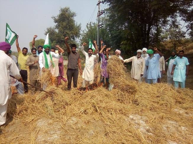 ਆਗੂਆਂ ਨੇ ਕਿਹਾ ਹਰ ਪਿੰਡ ਪਿੰਡ ਜਥੇਬੰਦੀਆਂ ਕਿਸਾਨਾਂ ਨਾਲ ਖੜਕੇ ਪਰਾਲੀ ਨੂੰ ਅੱਗ ਲਵਾਈ ਜਾਵੇਗੀ। ਪੰਜਾਬ ਦੀਆ 7 ਕਿਸਾਨ ਜਥੇਬੰਦੀਆਂ ਦੇ ਸਾਂਝੇ ਐਲਾਨ ਤਹਿਤ ਪਰਾਲ਼ੀ ਸਾੜਨ ਦੇ ਮੁੱਦੇ ਤੇ ਕਿਸਾਨਾਂ ਨਾਲ ਖੜੀਆਂ ਹਨ। 