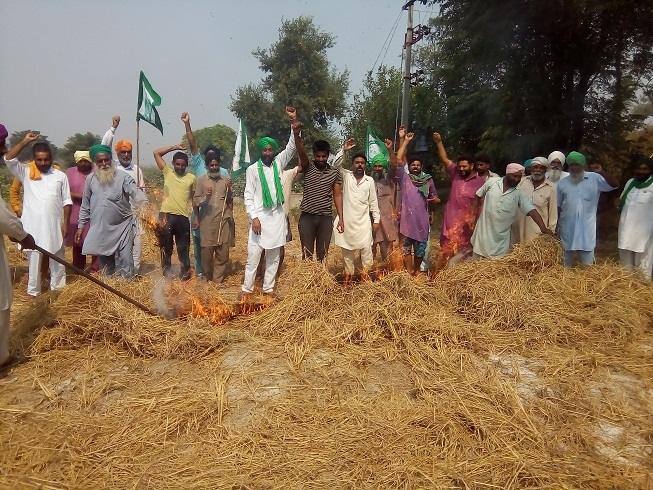 ਜਥੇਬੰਦੀ ਦੇ ਜ਼ਿਲ੍ਹਾ ਸਕੱਤਰ ਮਹਿੰਦਰ ਸਿੰਘ ਭੈਣੀ ਬਾਘਾ ਨੇ ਦੋਸ਼ ਲਾਇਆ ਕਿ ਸਰਕਾਰ ਵੱਲੋਂ ਪਰਾਲ਼ੀ ਨੂੰ ਅੱਗ ਨਾ ਲਾਉਣ ਦੇ ਫ਼ੈਸਲੇ ਤੋਂ ਇਲਾਵਾ ਕੋਈ ਠੋਸ ਪ੍ਰਬੰਧ ਨਾ ਹੋਣ ਕਾਰਨ ਕਿਸਾਨਾਂ ਨੂੰ ਪਰਾਲ਼ੀ ਅੱਗ ਹਵਾਲੇ ਕਰਨ ਤੋਂ ਬਿਨਾਂ ਕੋਈ ਚਾਰਾ ਨਹੀਂ ਬਚਦਾ। ਉਨ੍ਹਾਂ ਕਿਹਾ ਕਿ ਸਰਕਾਰ ਗਰੀਨ ਟ੍ਰਿਬਿਊਨਲ ਦੇ ਨਾਮ ਉੱਤੇ ਕਿਸਾਨਾਂ ਨੂੰ ਡਰੀ ਰਹੀ ਹੈ ਜਿਸ ਦਾ ਭਾਰਤੀ ਕਿਸਾਨ ਯੂਨੀਅਨ ਏਕਤਾ ਡਕੌਦਾ ਨੇ ਕੱਲ੍ਹ ਸ਼ਹੀਦ ਪ੍ਰਿਥੀਪਾਲ ਸਿੰਘ ਚੱਕ ਅਲੀਸ਼ੇਰ ਦੀ ਬਰਸੀ ਮੌਕੇ ਪਰਾਲੀ ਸਾੜੀ ਐਲਾਨ ਕੀਤਾ ਹੈ।