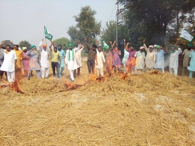ਮਾਨਸਾ: ਪੰਜਾਬ ਸਰਕਾਰ ਦੇ ਪਰਾਲ਼ੀ ਨਾ ਸਾੜਨ ਦੇ ਫ਼ੈਸਲੇ ਤੋਂ ਨਾਰਾਜ਼ ਪਿੰਡ ਭੈਣੀ ਬਾਘਾ ਦੇ ਕਿਸਾਨਾਂ ਨੇ ਝੋਨੇ ਦੀ ਪਰਾਲੀ ਨੂੰ ਅੱਗ ਲਾ ਦਿੱਤੀ। ਭਾਰਤੀ ਕਿਸਾਨ ਯੂਨੀਅਨ ਏਕਤਾ ਡਕੌਦਾ ਦੇ ਪਿੰਡ ਇਕਾਈ ਆਗੂਆਂ ਤੇ ਬਲਾਕ ਪ੍ਰਧਾਨ ਬਲਵਿੰਦਰ ਸ਼ਰਮਾ ਖਿਆਲਾਂ ਦੀ ਅਗਵਾਈ ਹੇਠ ਰੈਲੀ ਕਰਕੇ ਸਾਰੇ ਕਿਸਾਨਾਂ ਦੀ ਸਹਿਮਤੀ ਨਾਲ ਤਕਰੀਬਨ ਦੋ ਏਕੜ ਪਰਾਲ਼ੀ ਨੂੰ ਅੱਗ ਲਾ ਦਿੱਤੀ।