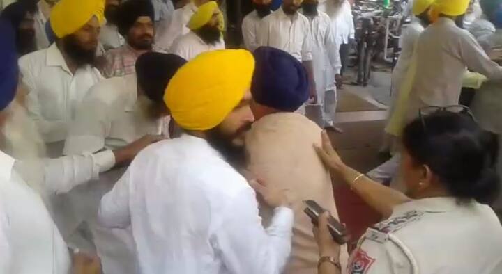ਸਰਬਤ ਖ਼ਾਲਸਾ ਵੱਲੋਂ ਥਾਪੇ ਜਥੇਦਾਰ ਛੋਟਾ ਘੱਲੂਘਾਰਾ ਗੁਰਦਵਾਰਾ ਮਾਮਲੇ 'ਚ ਜੌਹਰ ਸਿੰਘ ਦਾ ਪੱਖ ਸੁਣਨ ਲਈ ਹਰਿਮੰਦਰ ਸਾਹਿਬ ਪਹੁੰਚੇ ਸਨ। ਮੁਤਵਾਜ਼ੀ ਜਥੇਦਾਰਾਂ 'ਚੋਂ ਧਿਆਨ ਸਿੰਘ ਮੰਡ, ਬਲਜੀਤ ਸਿੰਘ ਦਾਦੂਵਾਲ ਤੇ ਅਮਰੀਕ ਸਿੰਘ ਅਜਨਾਲਾ ਵੀ ਉੱਥੇ ਮੌਜੂਦ ਸਨ। 