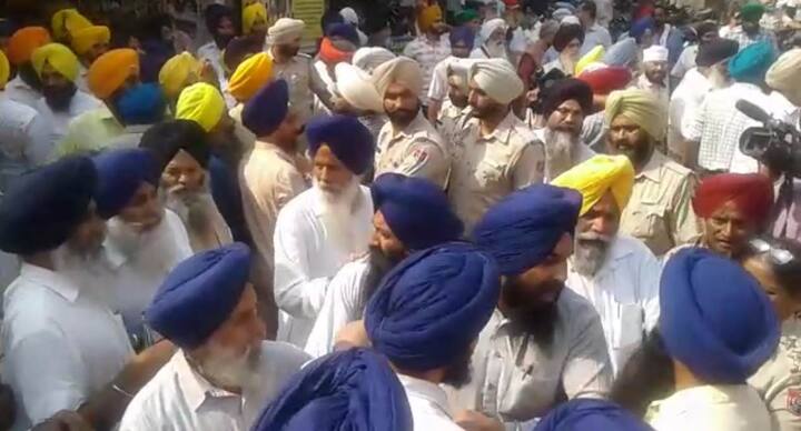 ਜੌਹਰ ਸਿੰਘ ਨੂੰ ਅਕਾਲ ਤਖ਼ਤ 'ਤੇ ਪੇਸ਼ ਹੋਣ ਲਈ ਕਿਹਾ ਗਿਆ ਸੀ ਪਰ ਉਹ ਪੇਸ਼ ਨਹੀਂ ਸੀ ਹੋਇਆ। ਉਹ ਅਕਾਲ ਤਖ਼ਤ ਦੇ ਜਥੇਦਾਰਾਂ ਦੀ ਥਾਂ ਸਰਬੱਤ ਖ਼ਾਲਸਾ ਵੱਲੋਂ ਥਾਪੇ ਜਥੇਦਾਰਾਂ ਦੇ ਸਾਹਮਣੇ ਪੇਸ਼ ਹੋਣ ਲਈ ਆਇਆ ਸੀ। 
