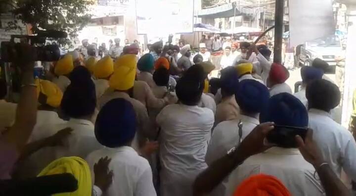 ਜਦੋਂ ਇਹ ਸਾਰੇ ਹਰਿਮੰਦਰ ਸਾਹਿਬ ਅੰਦਰ ਦਾਖ਼ਲ ਹੋਣ ਲੱਗੇ ਤਾਂ ਸ਼੍ਰੋਮਣੀ ਕਮੇਟੀ ਦੀ ਟਾਸਕ ਫੋਰਸ ਨੇ ਰੋਕ ਲਿਆ, ਜਿਸ ਕਾਰਨ ਟਕਰਾਅ ਹੋ ਗਿਆ। 
