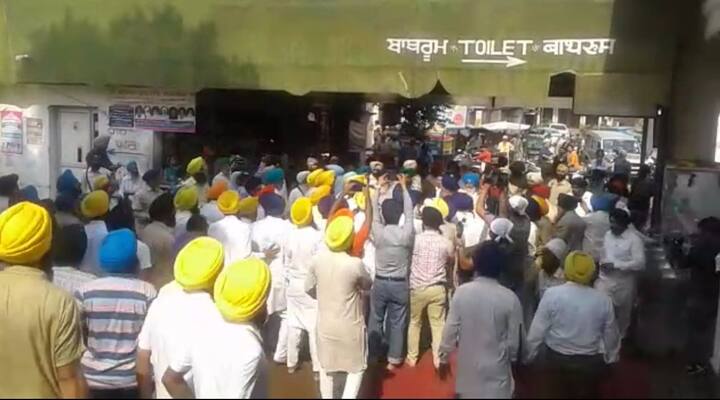 ਦੱਸ ਦੇਈਏ ਜੌਹਰ ਸਿੰਘ ਗੁਰਦਵਾਰਾ ਕਾਹਨੂੰਵਾਨ ਛੰਭ ਛੋਟਾ ਘੱਲੂਘਾਰਾ ਦੀ ਪ੍ਰਬੰਧਕ ਕਮੇਟੀ ਦਾ ਪ੍ਰਧਾਨ ਹੈ ਤੇ ਇੱਥੋਂ ਦੇ ਸਕੱਤਰ ਦਾ ਬੀਤੇ ਦਿਨੀਂ ਗੁਰਦਵਾਰੇ ਅੰਦਰ ਕਿਸੇ ਔਰਤ ਨਾਲ ਇਤਰਾਜ਼ਯੋਗ ਹਾਲਾਤ ਵਿੱਚ ਫੜੇ ਜਾਣ ਕਾਰਨ, ਜੌਹਰ ਸਿੰਘ ਨੂੰ ਪ੍ਰਧਾਨ ਹੋਣ ਨਾਤੇ ਜਵਾਬਤਲਬੀ ਲਈ ਸੱਦਿਆ ਗਿਆ ਸੀ। 