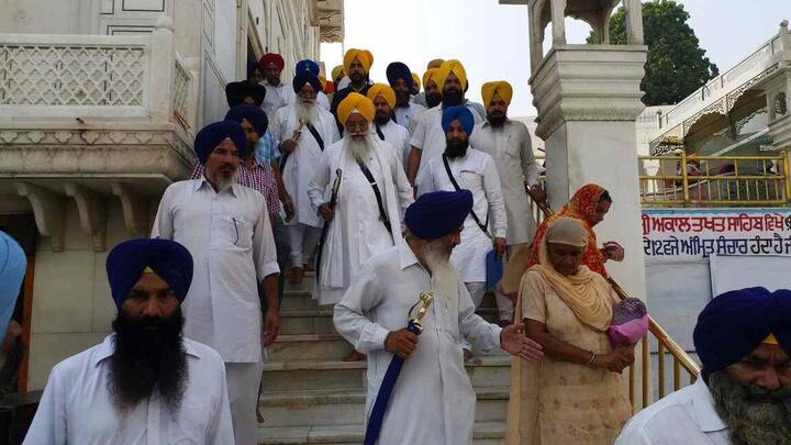 ਕਾਬਲੇਗੌਰ ਹੈ ਕਿ ਗੁਰਦਵਾਰਾ ਕਾਹਨੂੰਵਾਨ ਛੰਭ ਛੋਟਾ ਘੱਲੂਘਾਰਾ ਦੀ ਪ੍ਰਬੰਧਕ ਕਮੇਟੀ ਦੇ ਪ੍ਰਧਾਨ ਹੋਣ ਸਮੇਂ ਇੱਥੋਂ ਦੇ ਸਕੱਤਰ ਦਾ ਗੁਰਦਵਾਰੇ ਅੰਦਰ ਕਿਸੇ ਔਰਤ ਨਾਲ ਇਤਰਾਜ਼ਯੋਗ ਹਾਲਾਤ ਵਿੱਚ ਫੜੇ ਜਾਣ ਕਾਰਨ, ਜੌਹਰ ਸਿੰਘ ਨੂੰ ਤਨਖ਼ਾਹੀਆ ਕਰਾਰ ਦੇ ਦਿੱਤਾ ਗਿਆ ਹੈ।