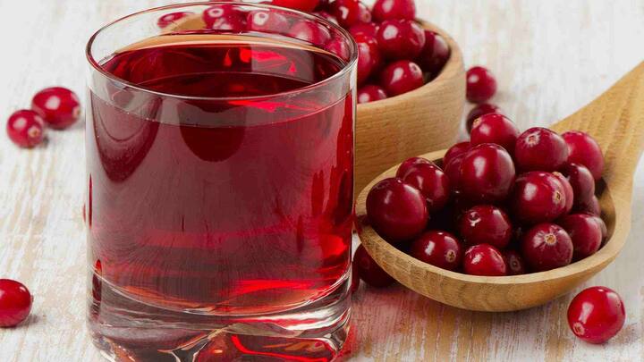 ਕ੍ਰੇਨਬੇਰੀ ਦੇ ਜੂਸ 'ਚ ਕੁਦਰਤੀ ਤੱਤ ਹੁੰਦੇ ਹਨ, ਜੋ ਸਾਡੇ ਸਰੀਰ 'ਚ ਜਮਾ ਚਰਬੀ ਨੂੰ ਘੱਟ ਕਰਨ ਦਾ ਕੰਮ ਕਰਦਾ ਹੈ।