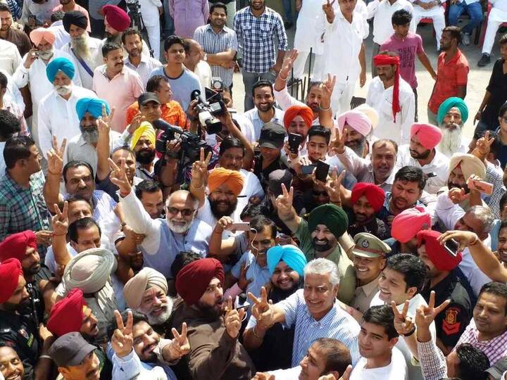 ਹੁਣ ਤਕ ਦੇ ਅੰਕੜੇ ਦੱਸਦੇ ਹਨ ਕਿ ਕਾਂਗਰਸ ਦੇ ਸੁਨੀਲ ਜਾਖੜ ਨੂੰ 4,56,250 ਵੋਟਾਂ ਨਾਲ ਸਭ ਤੋਂ ਮੋਹਰੀ ਹਨ। ਭਾਜਪਾ ਦੇ ਸਵਰਨ ਸਲਾਰੀਆ ਦੇ ਖਾਤੇ ਹੁਣ ਤਕ 2,74,090 ਪੈ ਗਈਆਂ ਹਨ, ਜਦਕਿ ਆਮ ਆਦਮੀ ਪਾਰਟੀ ਦੇ ਉਮੀਦਵਾਰ ਸੁਰੇਸ਼ ਖਜੂਰੀਆ ਦੇ ਹਿੱਸੇ ਕੁੱਲ 21,509 ਵੋਟਾਂ ਆਈਆਂ ਹਨ।
