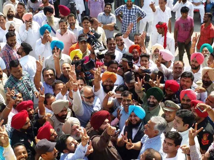 ਨਤੀਜਿਆਂ ਦੇ ਇਸ ਰੁਝਾਨ ‘ਤੇ ਸ਼ਬਦਾਂ ਦੇ ਜਾਦੂਗਰ ਨਵਜੋਤ ਸਿੰਘ ਸਿੱਧੂ ਦਾ ਕਹਿਣਾ ਹੈ ਕਿ ਇਸ ਥੱਪੜ ਦੀ ਗੂੰਜ ਦਿੱਲੀ ਤਕ ਸੁਣਾਈ ਦੇਵੇਗੀ। 