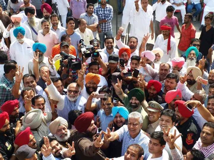 ਵੱਡੀ ਲੀਡ ਕਾਰਨ ਕਾਂਗਰਸੀਆਂ ਨੂੰ ਜਿੱਤ ਦਾ ਸਰੂਰ ਚੜ੍ਹ ਗਿਆ ਹੈ। ਅੱਗੇ ਤਸਵੀਰਾਂ ਵਿੱਚ ਵੇਖੋ ਨਵਜੋਤ ਸਿੰਘ ਸਿੱਧੂ ਤੇ ਸੁਨੀਲ ਜਾਖੜ ਕਿਸ ਤਰ੍ਹਾਂ ਵਰਕਰਾਂ ਨਾਲ ਖੁਸ਼ੀ ਸਾਂਝੀ ਕਰ ਰਹੇ ਹਨ। 