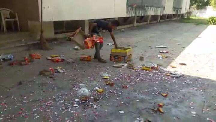 ਉੱਚ ਅਦਾਲਤ ਨੇ ਆਦੇਸ਼ ਦਿੰਦਿਆਂ ਸਿਰਫ਼ ਦਿਵਾਲੀ ਵਾਲੇ ਦਿਨ 3 ਘੰਟੇ ਪਟਾਕੇ ਚਲਾਉਣ ਦੀ ਖੁੱਲ੍ਹ ਦਿੱਤੀ ਹੈ। ਪਟਾਕੇ ਹਵਾ ਤੇ ਧੁਨੀ ਪ੍ਰਦੂਸ਼ਣ ਦੇ ਦੋ ਵੱਡੇ ਕਾਰਕ ਹਨ। 