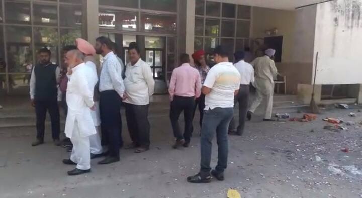 ਹਾਲਾਂਕਿ, ਪੁਲਿਸ ਨੇ ਇੱਥੇ ਪਟਾਕੇ ਚਲਾਉਣ 'ਤੇ ਕੋਈ ਕਾਰਵਾਈ ਤਾਂ ਨਹੀਂ ਕੀਤੀ। ਪੁਲਿਸ ਕਰਮੀਆਂ ਨੇ ਕਾਂਗਰਸੀ ਵਰਕਰਾਂ ਨੂੰ ਅਜਿਹਾ ਕਰਨ ਤੋਂ ਰੋਕ ਦਿੱਤਾ। ਦੂਜੇ ਪਾਸੇ, ਕਾਂਗਰਸੀਆਂ ਨੇ ਵੀ ਹਲੀਮੀ ਨਾਲ ਉਨ੍ਹਾਂ ਦਾ ਕਿਹਾ ਮੰਨ ਲਿਆ ਤੇ ਪਟਾਕੇ ਚਲਾਉਣੇ ਬੰਦ ਕਰ ਦਿੱਤੇ।