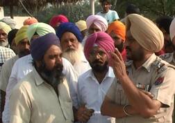 ਸਰਕਾਰ ਦਾ ਹੁਕਮ ਬਜਾਉਣ ਆਏ ਪਟਵਾਰੀ ਤੇ ਪੰਚਾਇਤ ਸਕੱਤਰ ਨੂੰ ਕਿਸਾਨਾਂ ਨੇ ਨੂੜਿਆ