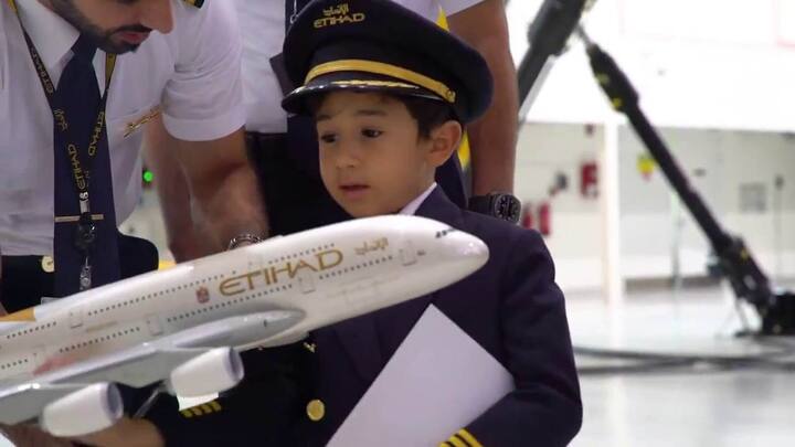 ਉਸ ਨੂੰ ਪੂਰੀ ਵਰਦੀ 'ਚ ਤਿਆਰ ਕਰ ਕੇ ਜਹਾਜ਼ ਦੇ ਦੂਜੇ ਪਾਇਲਟ ਦੀ ਸੀਟ 'ਤੇ ਬਠਾਇਆ ਗਿਆ। ਉਸ ਨੇ ਕਿਹਾ ਕਿ ਉਸ ਦਾ ਸੁਪਨਾ ਹੈ ਕਿ ਵੱਡਾ ਹੋ ਕੇ ਉਹ ਇੱਕ ਸਫਲ ਕੈਪਟਨ ਬਣੇ। 