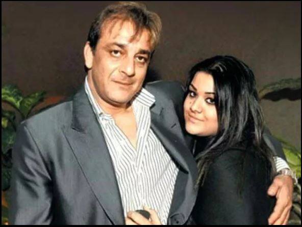 ਸੰਜੇ ਦੱਤ ਦੀ ਸਭ ਤੋਂ ਵੱਡੀ ਧੀ ਤ੍ਰਿਸ਼ਲਾ ਦੱਤ ਸੋਸ਼ਲ ਮੀਡੀਆ 'ਤੇ ਖਾਸੀ ਸਰਗਰਮ ਹੋ ਗਈ ਹੈ। ਤੁਹਾਨੂੰ ਦੱਸ ਦੇਈਏ ਕਿ ਇਹ ਸਟਾਰ-ਕਿਡ ਬੀ-ਟਾਊਨ ਤੋਂ ਸੱਤ ਸਮੁੰਦਰੋਂ ਪਾਰ ਅਮਰੀਕਾ ਰਹਿੰਦੀ ਹੈ। 