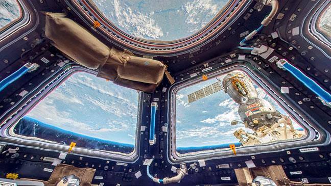 ਗੂਗਲ ਨੇ ਇਸ ਨੂੰ ਤਿਆਰ ਕਰਨ ਲਈ ਖਗੋਲ ਵਿਗਿਆਨੀ ਬਿਓਰਨ ਜਾਨਸਨ ਦੀ ਮਦਦ ਲਈ ਹੈ ਜਿਨ੍ਹਾਂ ਨੇ ਨਾਸਾ ਅਤੇ ਯੂਰਪੀ ਪੁਲਾੜ ਏਜੰਸੀ ਦੀਆਂ ਤਸਵੀਰਾਂ ਦੀ ਮਦਦ ਨਾਲ ਗ੍ਰਹਿਆਂ ਅਤੇ ਚੰਦਰਮਾਵਾਂ ਦੇ ਨਕਸ਼ੇ ਤਿਆਰ ਕੀਤੇ ਹਨ।