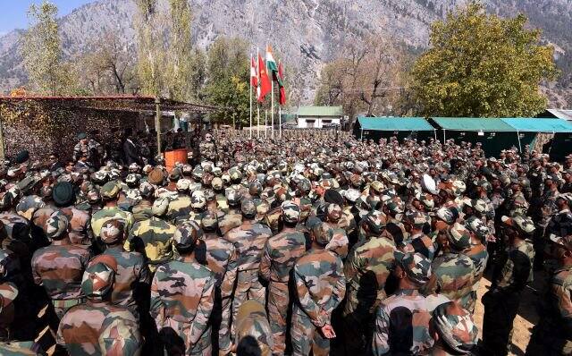 ਪ੍ਰਧਾਨ ਮੰਤਰੀ ਬਣਨ ਤੋਂ ਬਾਅਦ ਹਰ ਸਾਲ ਮੋਦੀ ਦਿਵਾਲੀ ਵਾਲੇ ਦਿਨ ਫ਼ੌਜ ਦੇ ਜਵਾਨਾਂ ਨਾਲ ਮੌਜੂਦ ਹੁੰਦੇ ਹਨ। 