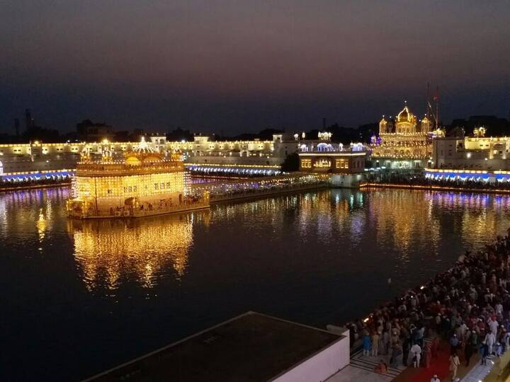 ਅੰਮ੍ਰਿਤਸਰ ਦੀ ਦਿਵਾਲੀ ਪੂਰੇ ਜੱਗ ਵਿੱਚ ਮਸ਼ਹੂਰ ਹੈ। ਇਸ ਦਾ ਇੱਕ ਵੱਡਾ ਪ੍ਰਮਾਣ ਦਰਬਾਰ ਸਾਹਿਬ ਵਿਖੇ ਕੀਤੀ ਹੋਈ ਇਹ ਖ਼ੂਬਸੂਰਤ ਦੀਪਮਾਲਾ ਹੈ। ਇਸੇ ਲਈ ਇਹ ਕਹਾਵਤ ਬਣੀ ਹੋਈ ਹੈ ਕਿ ਦਾਲ ਰੋਟੀ ਘਰ ਦੀ ਤੇ ਦਿਵਾਲੀ ਅੰਮ੍ਰਿਤਸਰ ਦੀ। 