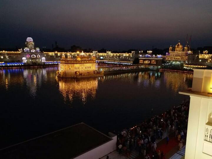 ਹਰ ਕੋਈ ਇਸ ਅਲੌਕਿਕ ਜਲੌਅ ਨੂੰ ਆਪਣੀ ਅੱਖੀਂ ਵੇਖਣਾ ਲੋਚਦਾ ਹੈ। 