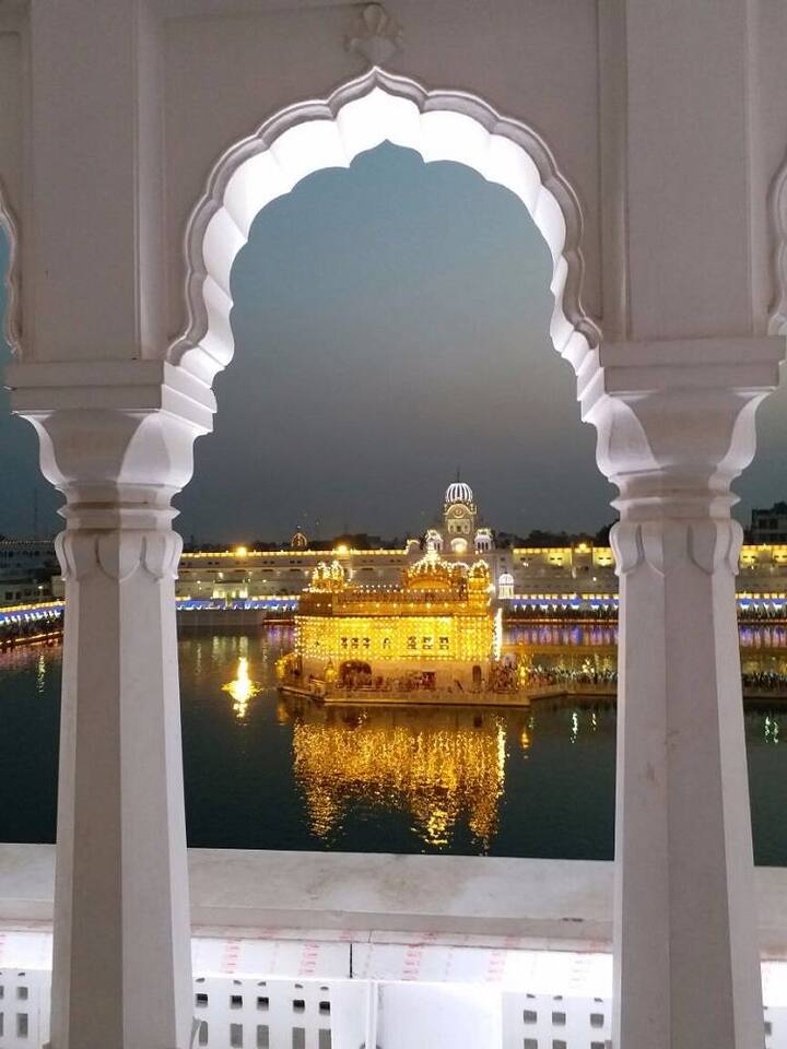 ਪਰ ਸਮੇਂ ਦੀ ਘਾਟ ਜਾਂ ਆਪਣੇ ਰੁਝੇਵਿਆਂ ਕਾਰਨ ਅਜਿਹਾ ਕਰਨਾ ਥੋੜ੍ਹਾ ਮੁਸ਼ਕਿਲ ਹੈ। ਸੋ, ਏਬੀਪੀ ਸਾਂਝਾ ਤੁਹਾਨੂੰ ਸਿਫ਼ਤੀ ਦੇ ਘਰ ਸ੍ਰੀ ਹਰਿਮੰਦਰ ਸਾਹਿਬ ਦੇ ਦਰਸ਼ਨ ਕਰਵਾ ਰਿਹਾ ਹੈ। ਅੱਗੇ ਵੇਖੋ, ਕੁਝ ਹੋਰ ਤਸਵੀਰਾਂ।