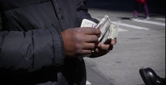 ਇਸ ਤਰ੍ਹਾਂ ਵਾਰਡ ਇੱਕ ਦਿਨ ਵਿੱਚ ਕਰੀਬ 900 ਡਾਲਰ ਕਮਾ ਲੈਂਦਾ ਹੈ ਜੋ ਕਿ ਭਾਰਤੀ ਮੁਦਰਾ ਵਿੱਚ 60 , 000 ਰੁਪਏ ਹੁੰਦੇ ਹਨ। ਵਾਰਡ ਪਹਿਲਾਂ ਇੱਕ ਫ਼ੋਟੋ ਲੈਬ ਵਿੱਚ ਕੰਮ ਕਰਦੇ ਸਨ ਜਿੱਥੇ ਜ਼ਿਆਦਾ ਪੈਸੇ ਨਹੀਂ ਮਿਲਦੇ ਸਨ । 