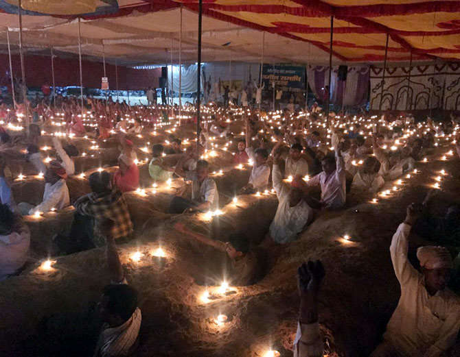 ਕਿਸਾਨਾਂ ਨੇ ਸਰਕਾਰੀ ਅੱਖਾਂ ਖੋਲ੍ਹਣ ਲਈ ਮਨਾਈ ਅਨੋਖੀ ਦੀਵਾਲੀ