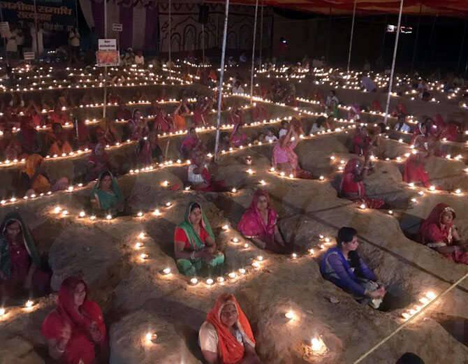 ਜੈਪੁਰ ਵਿਕਾਸ ਅਥਾਰਿਟੀ ਉੱਤੇ ਦਵਾਬ ਲਈ ਨੀਂਦੜ ਪਿੰਡ ਦੇ ਲੋਕਾਂ ਨੇ ਆਪਣੀ ਜ਼ਮੀਨ ਉੱਤੇ ਗੱਡੇ ਪੁੱਟ ਰੱਖੇ ਹਨ ਤੇ ਪਿੰਡ ਵਾਸੀ ਇੰਨਾਂ ਉੱਤੇ ਖੜ੍ਹੇ ਹੋਕੇ ਆਪਣੀ ਮੰਗ ਚੁੱਕ ਰਹੇ ਹਨ। 